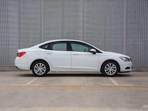 轿跑车身, 大降三万, 标配就有全景天窗, 仅售10万碾压卡罗拉