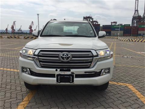 18款兰德酷路泽4000 依旧维持了现款车型的侧面线条，凌厉而霸气