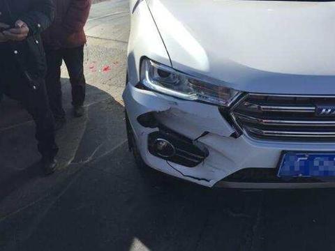 新车哈弗H6刚出4S店被哈弗H6追尾 网友: 到底是头硬还是尾硬