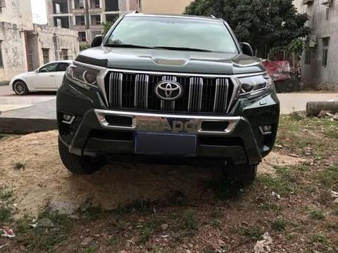 偶遇2018款中规普拉多顶配，军绿色车身加拉花，经典霸气帅得掉渣