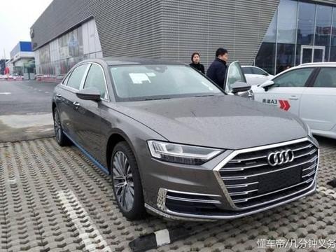 全新奥迪A8L实拍，这内饰能你说跟奔驰S级差多少！