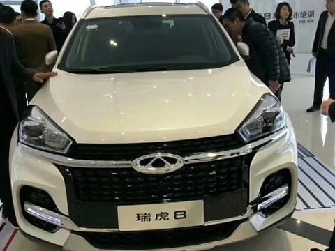 很多人在店内围观瑞虎8