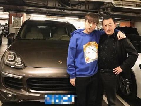 当主播曾吃不饱饭, 他如今签约费三千万, 座驾却依旧是辆帕萨特