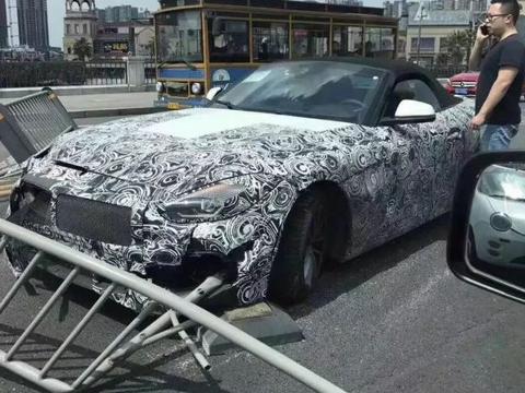 路测有风险!宝马Z4伪装测试车在成都完成首撞