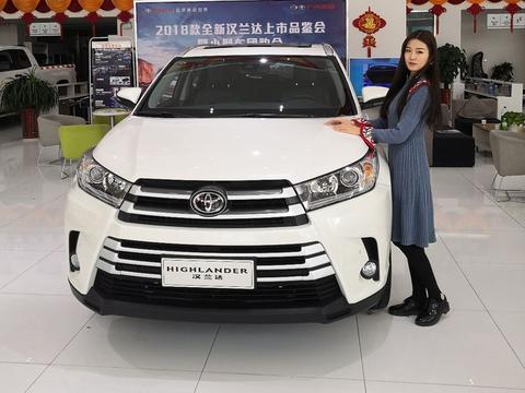 围观新款丰田汉兰达，销售表示：加价五千就能提车