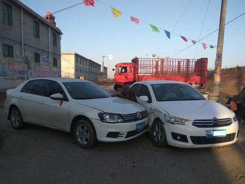 大众宝来撞上雪铁龙爱丽舍