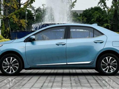 2017款corolla1.8双引擎车前45°，彰显王者风范