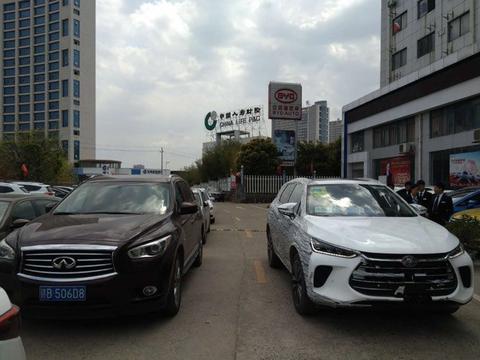 比亚迪唐二代到店，工作人员现场演示如何使用旋转大屏帅到掉渣。