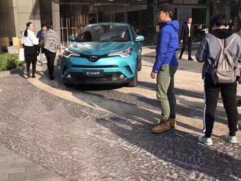 全国首台丰田CH-R到店实拍, 尺寸动力碾压缤智, 14万贵吗