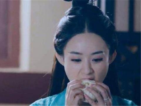 农村出身，凭《花千骨》走红，今身价4亿坐奔驰，却吃10块钱炒面