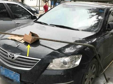 只因乱停车，被人拆了车轮，还用钢筋将车焊死。是违法还是干的好