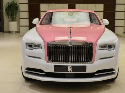 小伙租辆500万的粉色劳斯莱斯撑面子，结果变成这样！