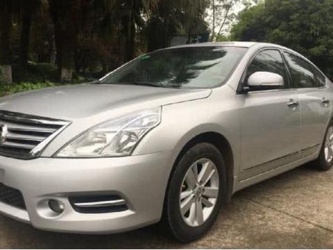 这辆日产天籁二手价才8万,外观比捷豹还大气很多!