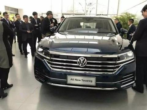 大众首批全新途锐到店，和卡宴同平台但尺寸不如途昂，或65万起售