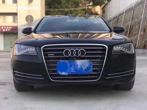 奥迪A8落地价138万，后座奢华，腿部空间大