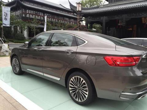 国产最美叫车，车长4米9，轴距2.85米，一个轮胎就值1千块