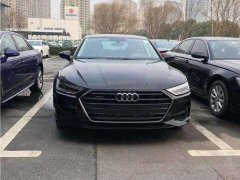 街头偶遇19款奥迪A7真车，配全触摸式中控台，奔驰宝马拿什么比