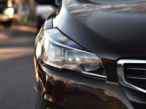 它与奥迪A4L比肩，空间大过帕萨特，车身能抗压15吨，油耗9L左右