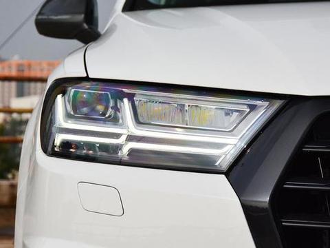 它是整车进口的，尺寸比汉兰达大一圈，一上市就叫板X5