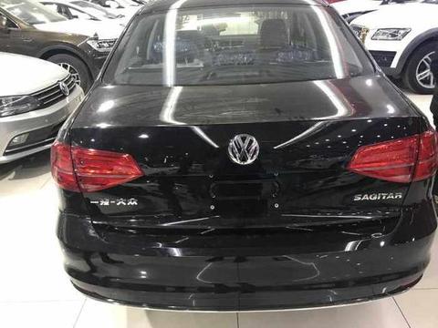 这款新车的前脸全新设计，车身酷似轿跑，动力完爆思域