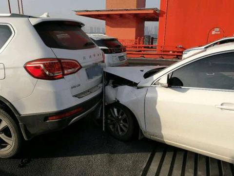 艾瑞泽7大桥上追尾哈弗H6 车主: 没想到哈弗H6如此耐撞!