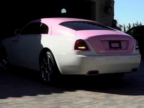 美女买了2台劳斯莱斯，结果都被改成了这样，网友：有点辣眼睛