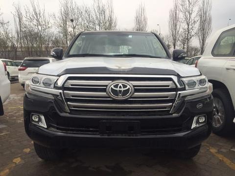 18款丰田中东版兰德酷路泽4000一如既往的精力那便是远离陆地