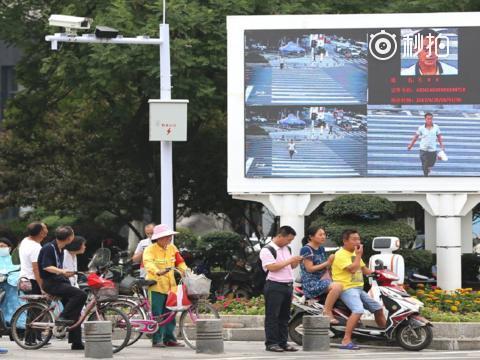 行人闯红灯将被喷水！这款神器能治好“中国式过马路”吗？