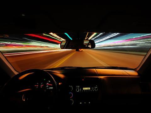 夜间开车危险多“走灰不走白 见黑就停下来”什么意思？