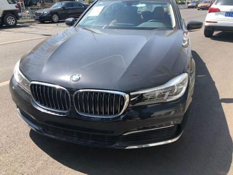 16款宝马740Li 采用全新的家族式设计 开眼角大灯的造型非常好看