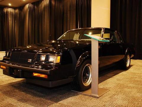 车库里的两辆废车，本想卖掉却报价数百万，车主都懵逼了！