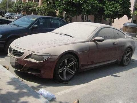 浙江一辆100万的豪车被弃街头, 车内还挂着钥匙, 但无人敢偷走!