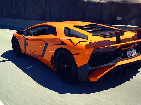 小伙等红灯看到2台超跑很兴奋，没想到后面来的奔驰更加抢镜