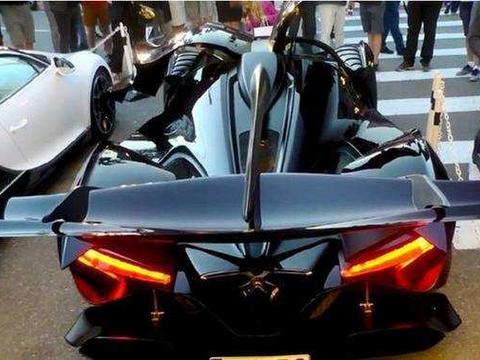 1700多万的阿波罗IE现身酒店 旁边的车亮了