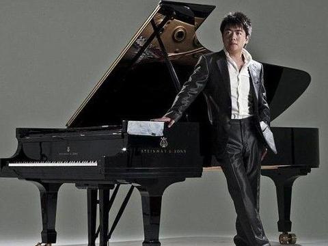 他平时出入坐大众，弹钢琴赚亿万身家，拥五千万超跑放车库里发霉