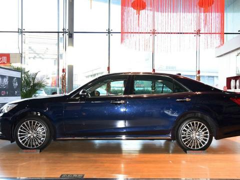 19款皇冠霸气来袭，标配2，0T，8AT，最大马力235