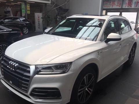 奥迪Q5L顶配终于到店，白色车身果然更帅气，这下谁还买宝马X3