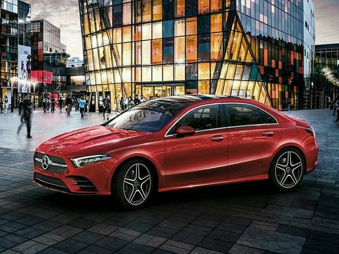 全新奔驰A级实车，1系见了会不会钻地缝？