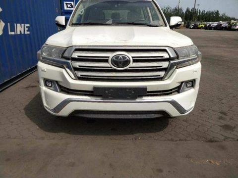 18款丰田中东版酷路泽4000实现了公路行驶和越野性能的最佳结合