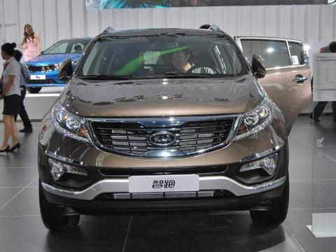 全系配备了双安全气囊+ABS+EBD，排量2.0，油耗每百公里7.8L