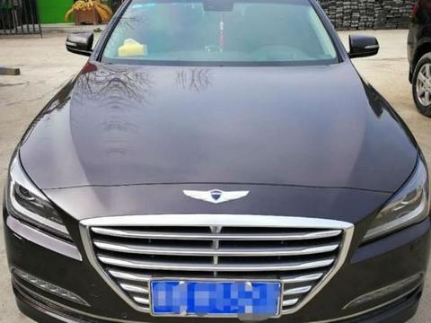 同学聚会，班长开辆有“宾利标志”豪车，离近看却发现其中的端倪