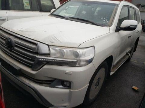 中东版丰田酷路泽5700车身散发出一种纯正越野车粗犷 豪迈的野性