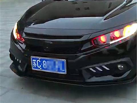 江苏偶遇一辆爆改的本田思域，外观似“黑武士”，车尾标识很霸气