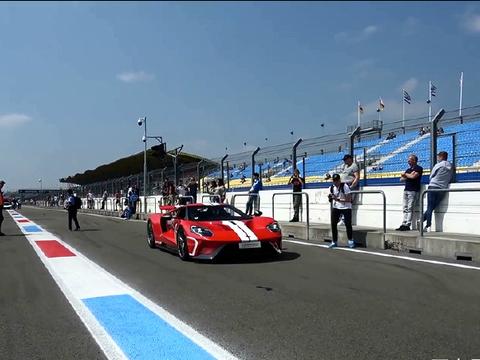 赛道上来一台福特，不少人抢着拍照，懂车网友看到车后秒懂