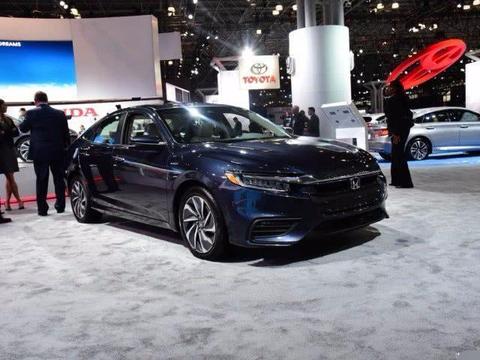 凯美瑞遇到对手了！全新轿跑比奥迪A4L更有档次，15万起剑指丰田