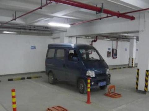 私家车位被占，车主：给我500元就开走，网友却拍手叫好！