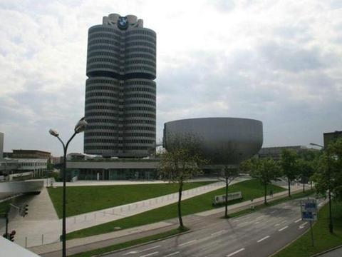 中国土豪直接买一辆宝马回国，德国宝马到底多便宜？