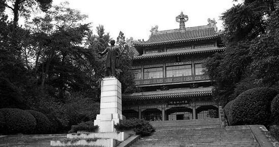 南京中山陵闹鬼事件,恐怖老头坟前阴笑