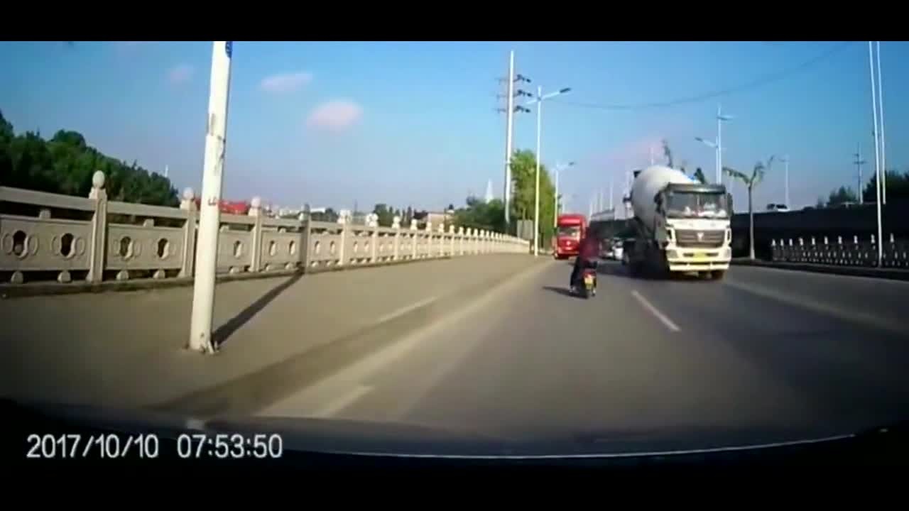 遇见这样任性骑电动车的大妈，让人太愤怒了！  ​