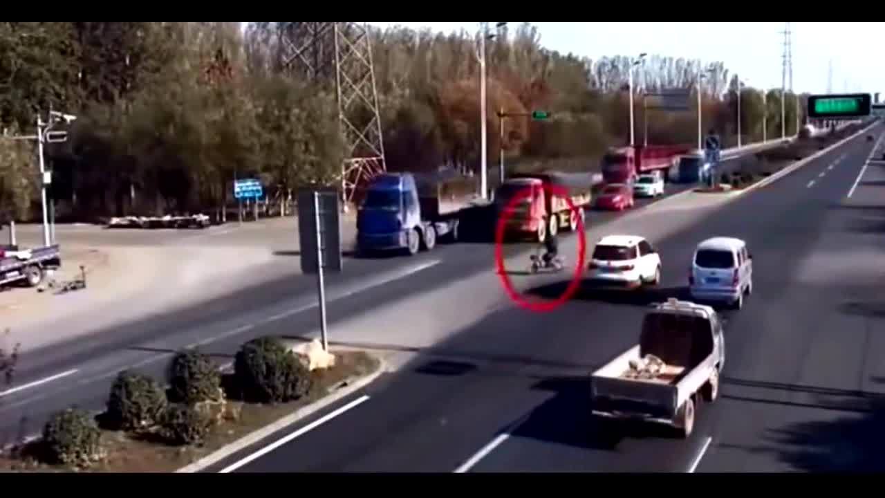 电动车大爷淡定闯红灯，接下来的画面让大货车司机几近崩溃  ​